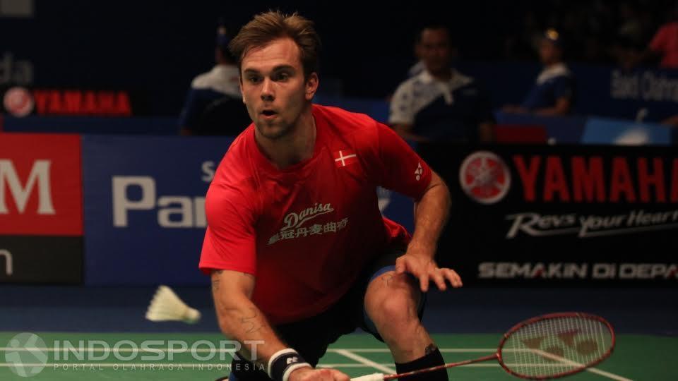Aksi Jorgensen berusaha mengembalikan shuttle kock hasil pukulan Jonatan.